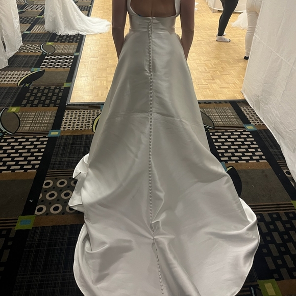 Wedding dress - Picture 2 of 4